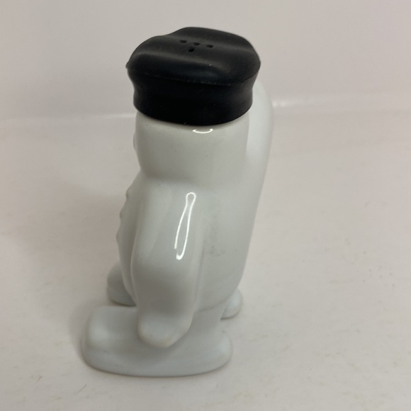 Salt and Pepper Shakers Hugging Chefs - Picture 4 of 15